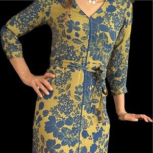 Maxi dress with a front slit.